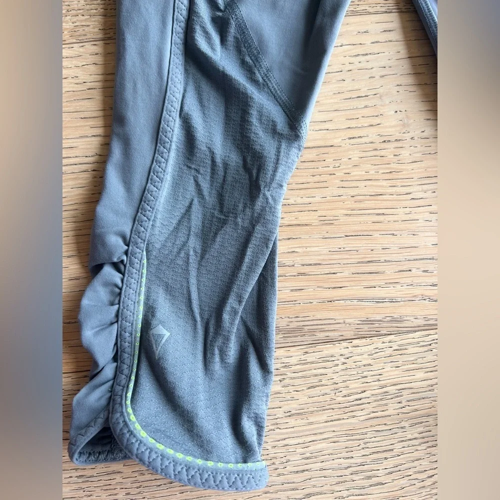 Ivivva by Lululemon Cropped Leggings in Gray size 8